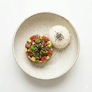 Tartar De Atún, cebolla morada, manzana, aguacate, soja  Y Arroz