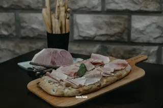 Pizza De Setas Y Prosciutto