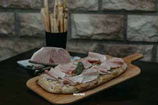 Pizza De Setas Y Prosciutto