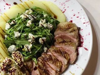 Салат "З качиною грудкою і карамелізованою грушею"