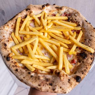 Pizza patatine e salsiccia