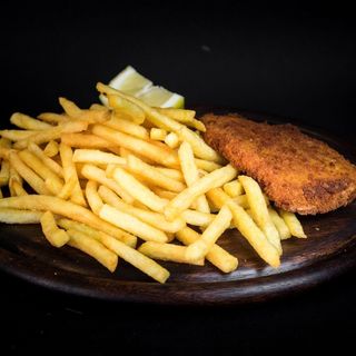 cotoletta di pollo con patate fritte