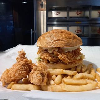 CRISPY BURGER XL + 2 PIÈCES STRIPS