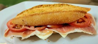 Bocadillo serrano
