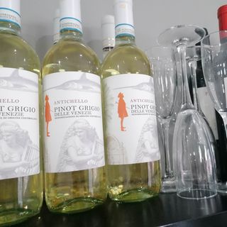 Vino blanco bottella