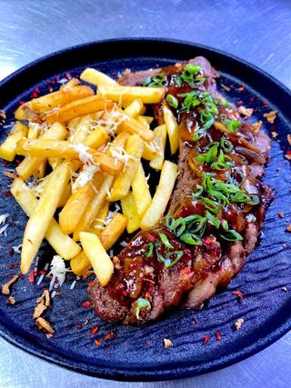 Стейк по-азиатски с фри