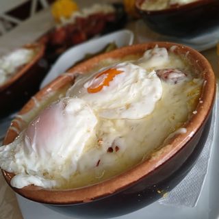 Mămăligă în pături cu ochiuri si smantana