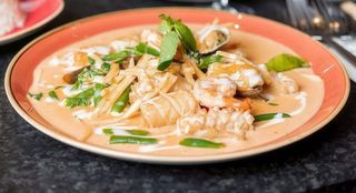 Krewetki, kalmary, mule i dorsz z woka