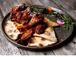 Крила в соєво-медовому  соусі  з фокаччею (300/150g)