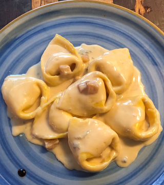 Tortelloni con gorgonzola e daddolato di pere caramellate