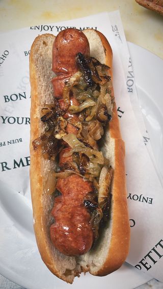 Cervela con cebolla caramelizada