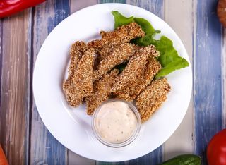 Пилешки хапки със сусам