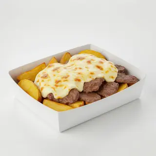 Plato de patatas deluxe con carne mixta y queso gratinado