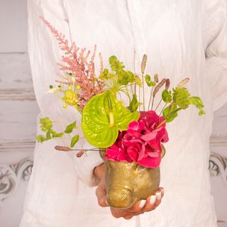 Aranjament cu anthurium verde in vas auriu zebra