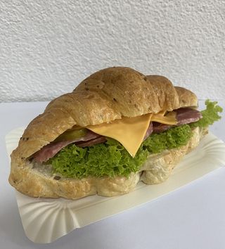 Круасан з салямі (260г)