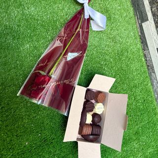 Rose avec petite boîte 10 pièces chocolat belge 