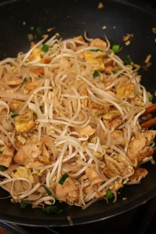 Pad Thai con verduras, huevo y pollo