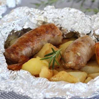 Salsiccia veg, patate al cartoccio 