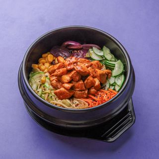 კორეული ბიბიმბაპი ცხარე ქათმის ხორცის