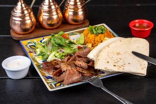 Kebab vita la farfurie