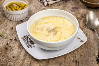 Ciorbă de burtă servită cu ardei iute murat