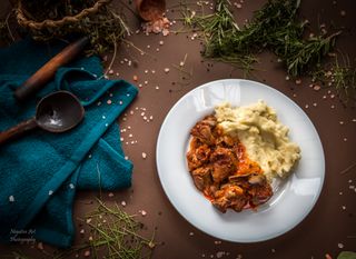 Piure de cartofi si ficatei de pui in sos de ceapa