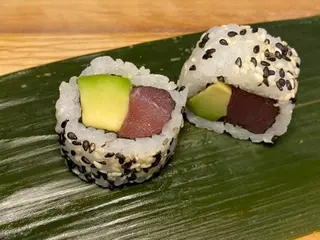 41B. California roll aguacate, atún (8 pzs.)