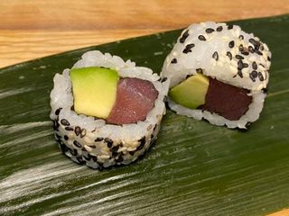 41B. California roll aguacate, atún (8 pzs.)