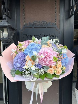 Buchet (2024)din hortenzii color ,trandafiri tross, eustoma, frezia si verdeata decorativa