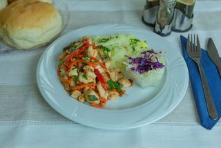 Piept de pui cu bacon și legume