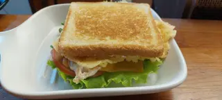 Sándwich Las Torres Con Tortilla Francesa