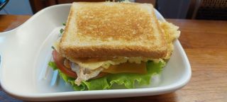 Sándwich Las Torres Con Tortilla Francesa