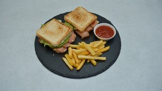 Tost sendvič sa pršutom