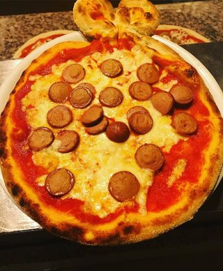 Pizza ai Wurstel al piatto forno a legna