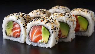 Uramaki De Sésamo Con Salmón Y Aguacate