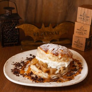 DULCE CA-N POVEȘTI - tartă cu pere caramelizate