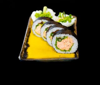 Futomaki łosoś pieczony 6szt