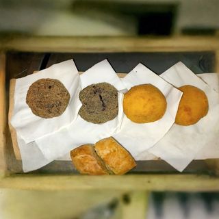 Arancino di riso con pesto e norcia