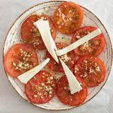 Tomates Aliñados Con Queso Tierno
