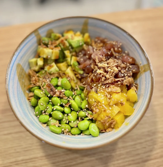 Poke de atún tropical