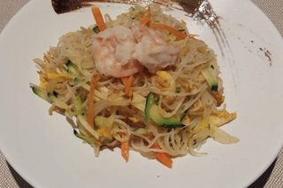 Spaghetti di riso saltato con gamberi