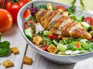 Marinirana piletina na salati