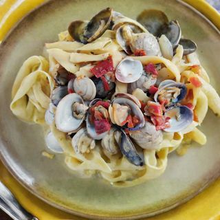 Pasta alla mugnaia con frutti di mare e crostacei