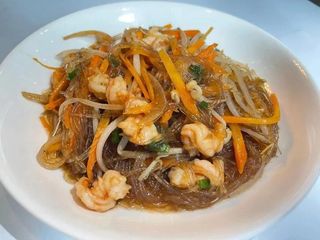 Spaghetti di soia con gamberi e verdure