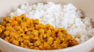 Riso bianco con ceci al curry