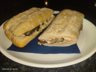 Bocadillo Revuelto De Setas Con Jamón Serrano Y Pan De Tomate