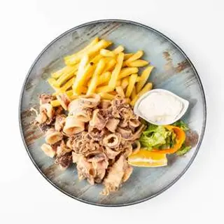 Lignje na žaru s pomfritom