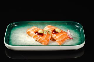 48.CRISPY NIGIRI SALMONE