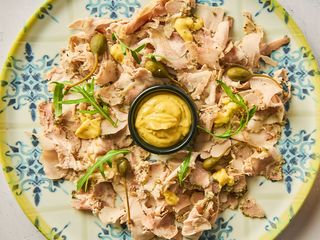 Antipasto di porchetta asada con hierbas silvestres. 'Street food' italiano