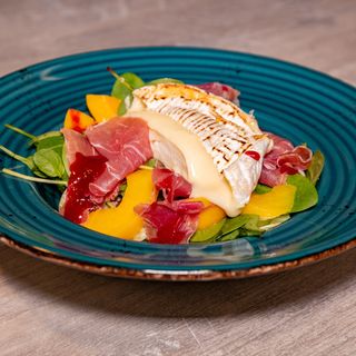  Salată cu camembert şi prosciutto crudo  